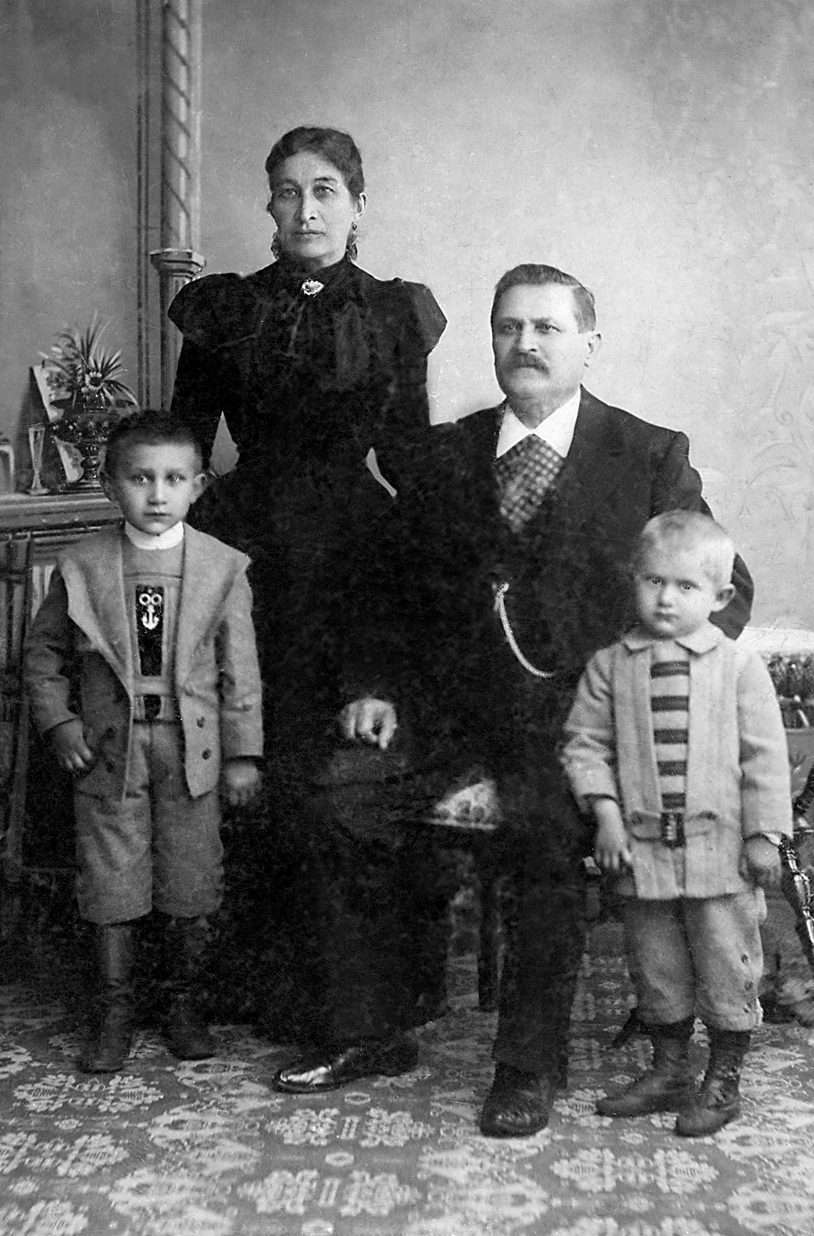 2. Franciszek i Marcjanna Spychalscy z synami, ok. 1898 / Franciszek and Marcjanna Spychalski with sons