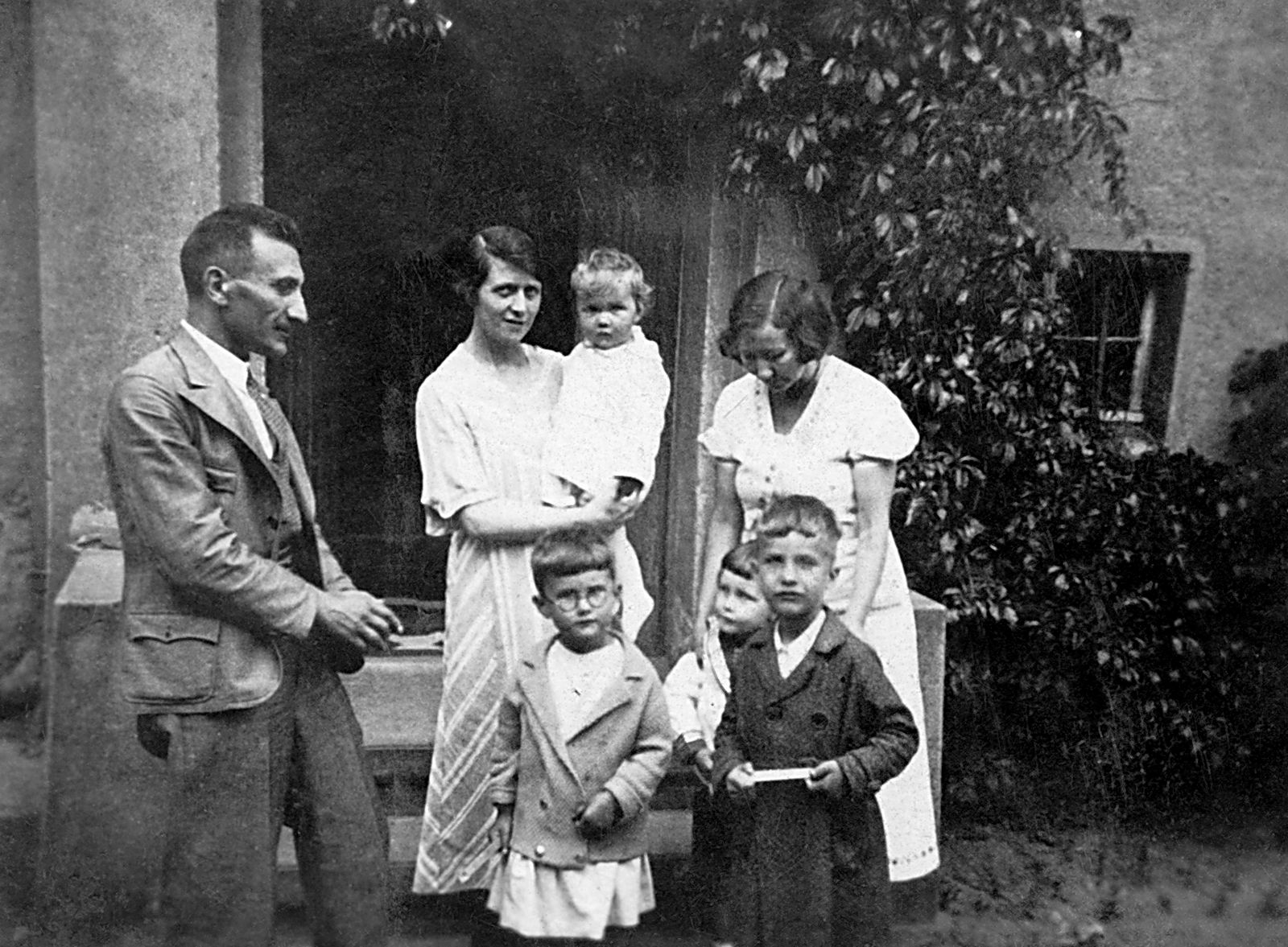8. Z żoną i dziećmi przed domem, 1933 / With wife and children in front of the house